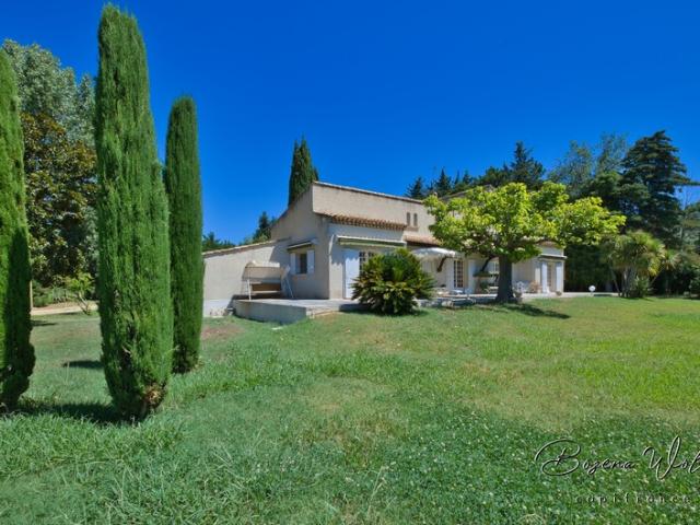 Propriété de 300m² sur 9000m² piscinable avec 2 garages et dépendance