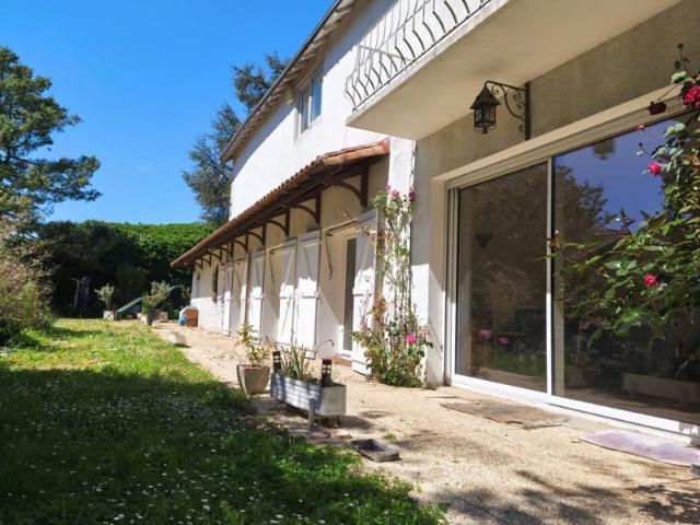 PROPRIETE DE 316m², 5 CHAMBRES ET DEPENDANCES CIVRAY