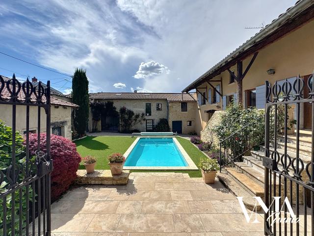 Propriété de 335 m2 en pierre dorée avec piscine