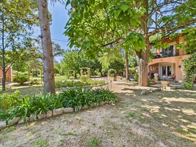 PROPRIÉTÉ DE 360m2 / ÎLE DE LA BARTHELASSE