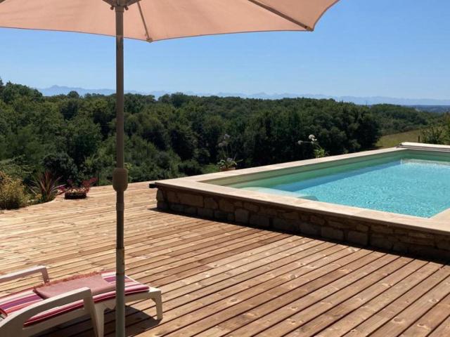 Propriété de campagne avec 5 gites, piscine et vue sur les P. 510m² Marciac