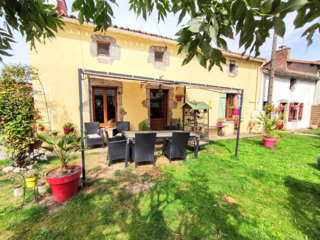 Propriété de campagne avec piscine, dépendances et terrain –. 140m² Largeasse