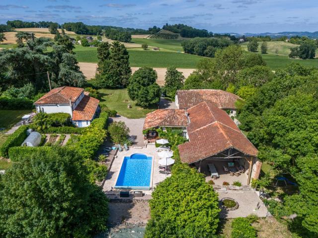 Propriété de campagne avec piscine et annexe 410m² Le Temple sur Lot