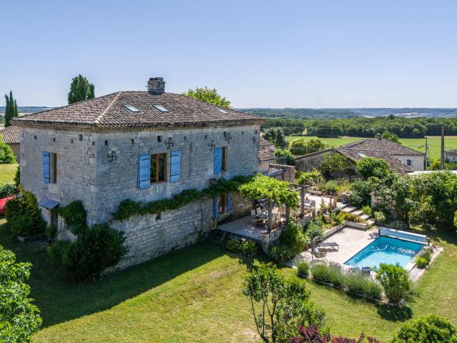 Propriété de campagne avec piscine et dépendances