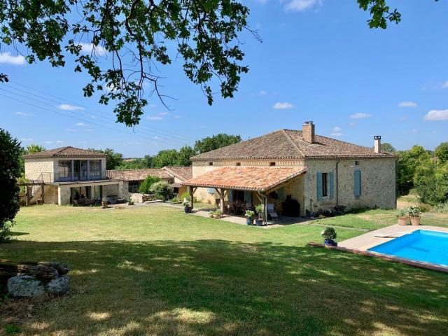 Propriété de campagne de 271m2 avec 5 chambres, piscine et 7. 272m² Saint Clar