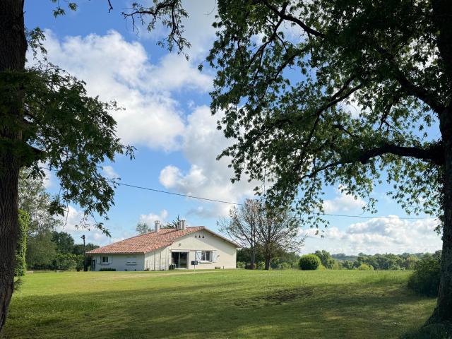 Propriété de campagne proche de Castelnau d’Auzan Labarrère sur 10ha de prairies