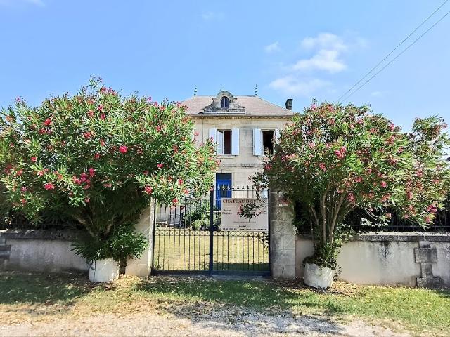 Propriété de caractère Maison bourgeoise en pierre, dépendances et 2,5 hectares de terrain