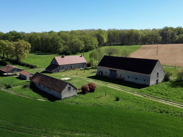 Propriété de caractère au calme absolu, à proximité de Moulins Allier