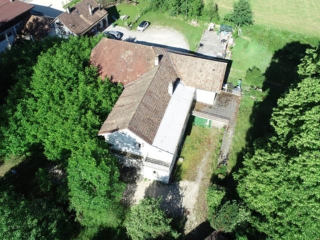 Propriété de caractère avec 3 appartements et terrain à bâtir à Perrefitte