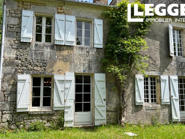 Propriété de caractère avec 3 chambres, 2 salles de bains.une dépendance avec grand jardin au bord du village
