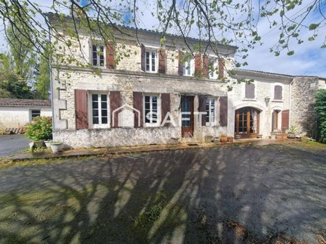 Propriété de caractère avec 151 m² habitables et 480 m² de dépendances à Burie