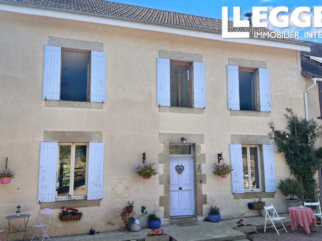 Propriété de caractère avec 2,5 ha, granges, piscine et potentiel équestre près de Saint Jory de Chalais
