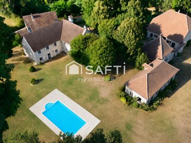 Propriété de caractère avec 6 bâtiments + piscine
