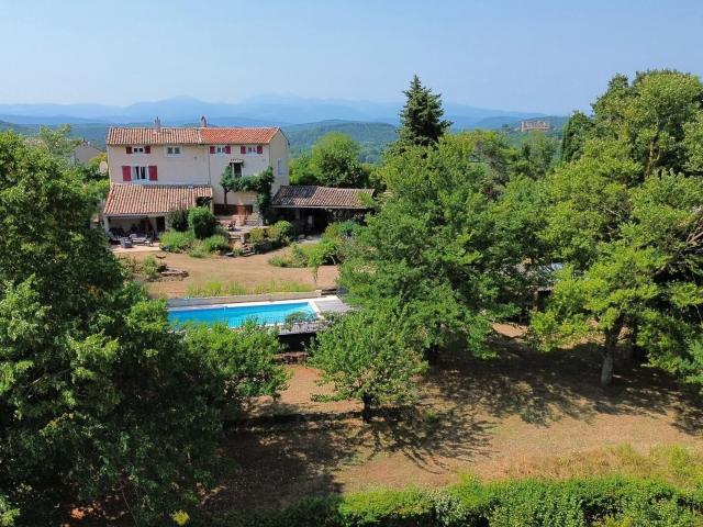 Propriété de caractère avec 6 chambres, vue imprenable sur l. 230m² Tréziers