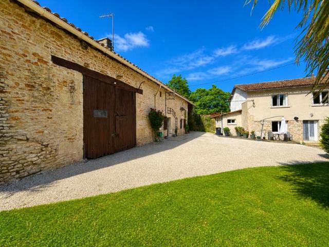 Propriété de Caractère avec Gîte, 6 chambres et Grange à Rén