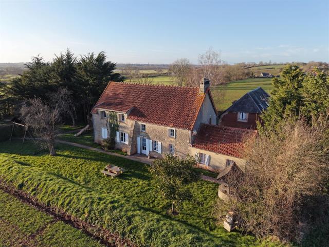 Propriété de caractère avec gîte et chapelle du XVIe siècle 267m² Isigny sur Mer