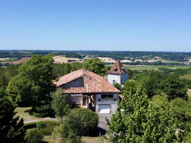 Propriété de caractère avec gîte sur plus de 6 hectares 405m² Agen