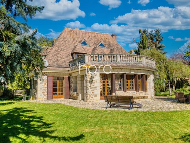 Propriété de caractère avec dépendance et espaces de récept 460m² L'isle Adam