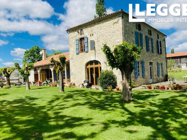 Propriété de caractère avec lac, gîtes et piscine