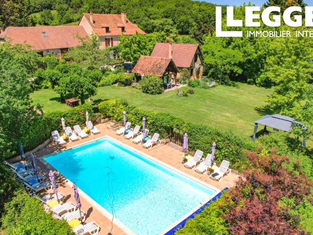 Propriété de caractère avec maison de maitre, 5 gites, piscine, 6ha, en position dominante, proche Dordogne