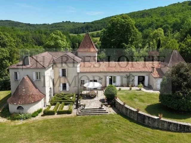 Propriété de caractère avec manoir, maison d’amis, piscine intérieure et 8,9 hectares de terrain, proche Puy l’Evêque