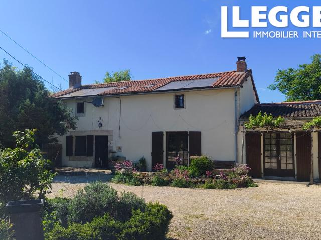 Propriété de caractère avec potentiel de gîte et piscine