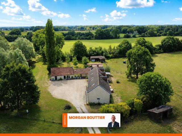 Propriété de caractère avec piscine, T2 indépendant, studio et près de 4 hectares à NOYANT VILLAGES 49
