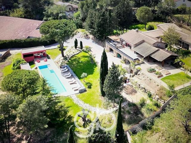 Propriété de caractère avec piscine chauffée