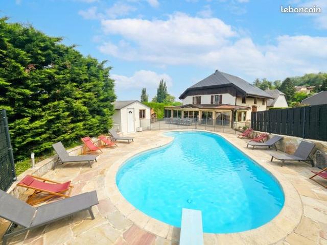 Propriété de caractère avec piscine, dépendance et fort potentiel d'évolution
