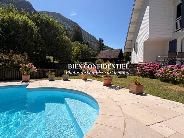 Propriété de caractère avec piscine et vue sur les montagnes