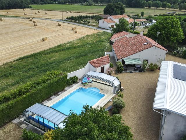 Propriété de caractère avec piscine, grand garage et dépendances à Nalliers Vendée