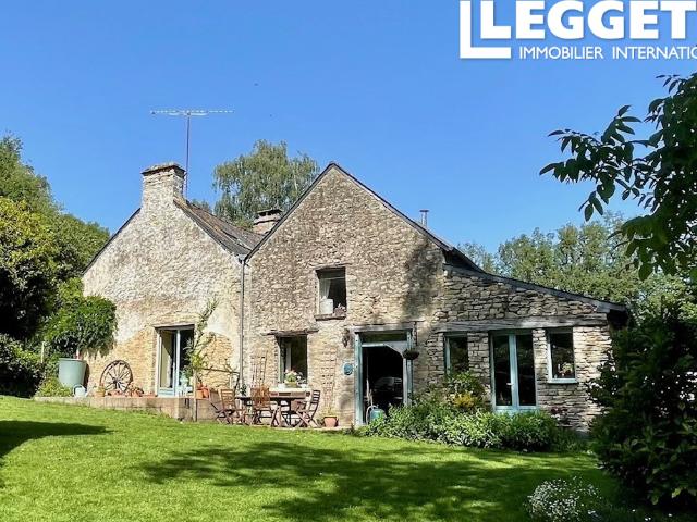 Propriété de caractère avec une vaste grange en pierre, écurie et terrain dans un hameau breton bucolique