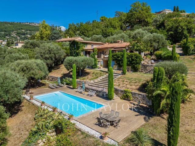 Propriété de caractère avec vue dégagée jusqu'à la mer 280m² Châteauneuf Grasse