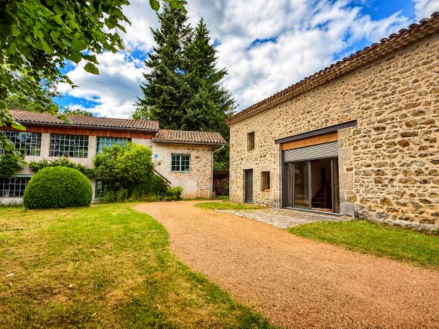 Propriété de caractère à Chabreloche 130 m2 habitables avec grandes dépendances