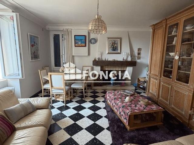 Propriété de caractère à deux pas du village