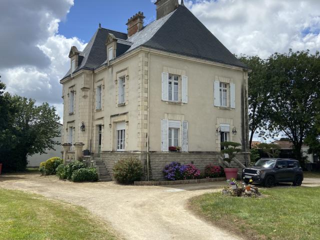 PROPRIETE DE CARACTERE CENTRE BOURG