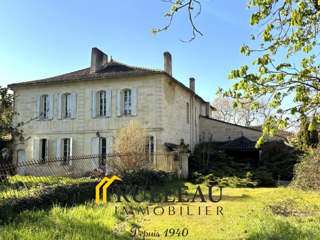 Propriété de caractère du XVIIe siècle avec 450 m2 habitables, 4 hectares de parc, dépendances proximité Coutr