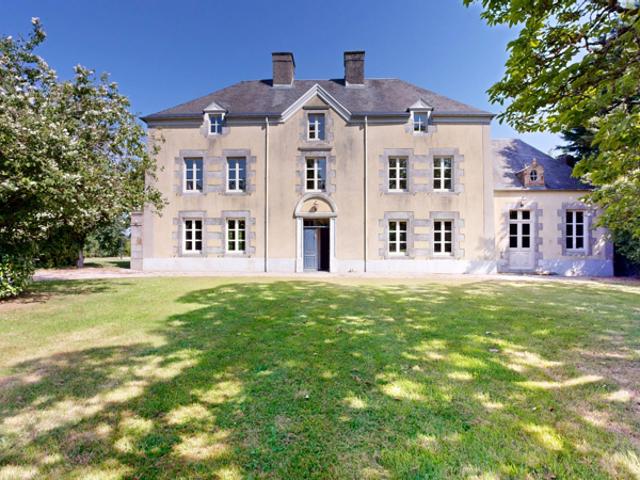 Propriété de caractère du XVIIIe siècle avec piscine et dépe