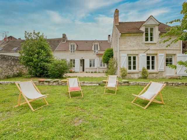 Propriété de caractère dans le village d'Apremont à 5 minutes de Chantilly avec 6 suites, dépendances, 2200 m2