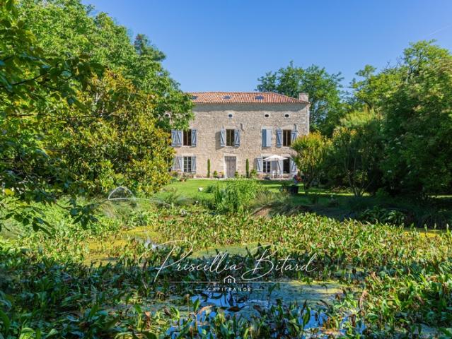 Propriété de caractère dans un écrin de verdure, proche de La Rochelle