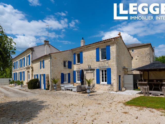 Propriété de caractère de type Maison de Maitre avec piscine, dépendances et vaste terrain à 5 min de Surgères
