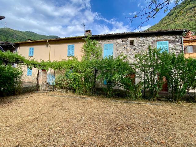 Propriété de caractère Deux maisons au bord de la rivière à Fontan