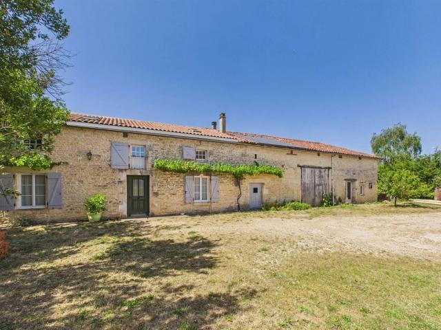 Propriété de caractère exceptionnelle avec appartement indép. 305m² Salles de Villefagnan