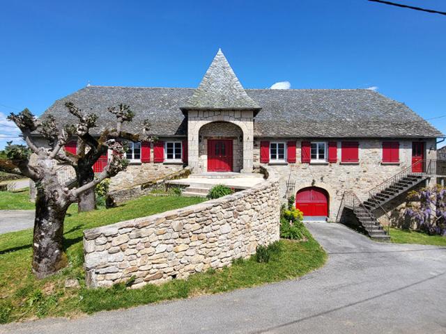 Propriété de caractère en pierre avec deux gîtes, piscine et jardin arboré