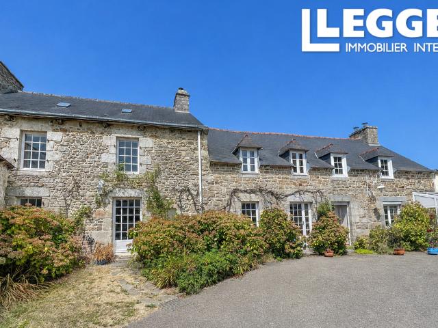 Propriété de caractère en pierre avec deuxième maison, dépendances et près de 4 000 m² de terrain