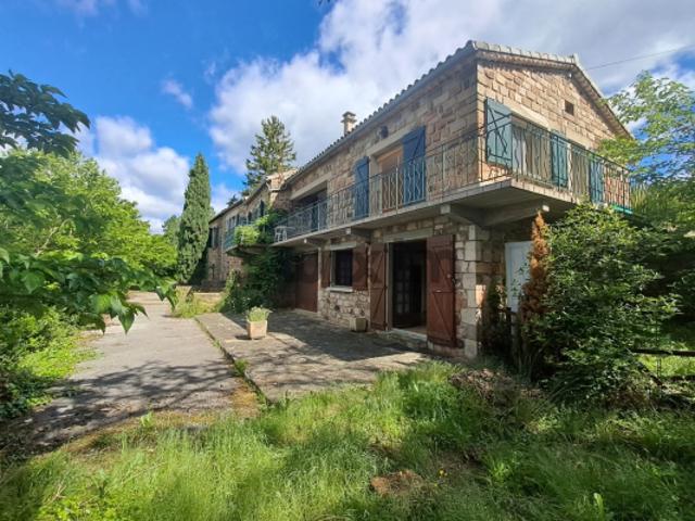 Propriété de caractère en pierre avec habitation principale