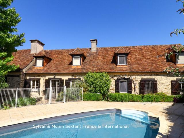Propriété de caractère en pierre avec piscine et grange, alliant charme de l'ancien et confort contemporain