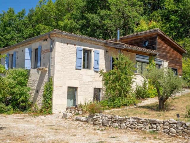 Propriété de caractère en pierre avec vue dominante, piscine. 269m² Saint Amans de Pellagal