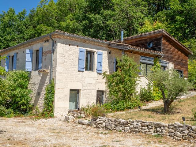 Propriété de caractère en pierre avec vue dominante, piscine et dépendance