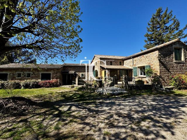 Propriété de caractère en pierre avec vue panoramique – 4 gî. 290m² Planzolles